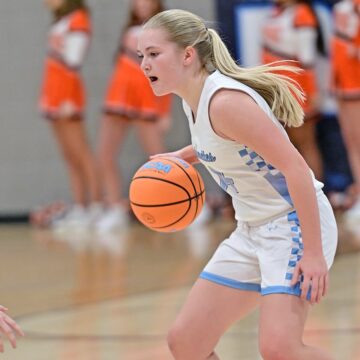 Dye shines in season opener against Cascade